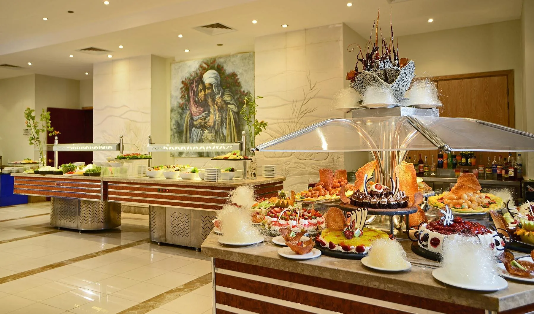 Buffet ricco di dolci e dessert elaborati in sala ristorante